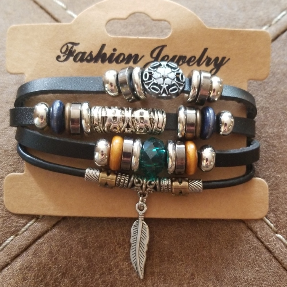 🎉HP🎉🆕️UNISEX Black leather feather bracelet - Picture 2 of 4